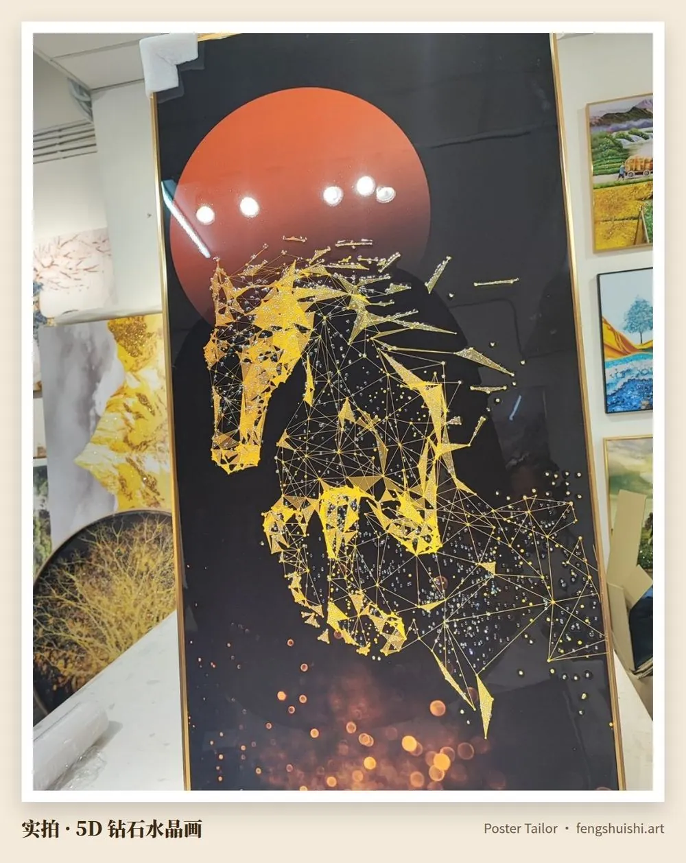 黑底金线奔马 5D 钻石水晶画实拍 竖幅 上方红色圆日 下方金色光点 马画方向 窄墙